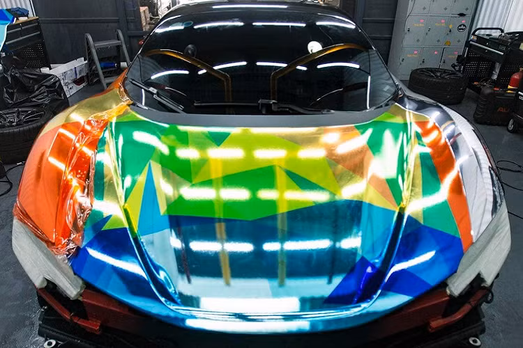 Ngoài bộ áo không thể nổi bật hơn nữa, chiếc siêu xe Ferrari SF90 Stradale của đại gia lan đột biến này còn có trang bị bộ mâm carbon. Đây hiện là chiếc xe Ferrari SF90 Stradale duy nhất tại dải đất hình chữ S này sở hữu tùy chọn la-zăng carbon.