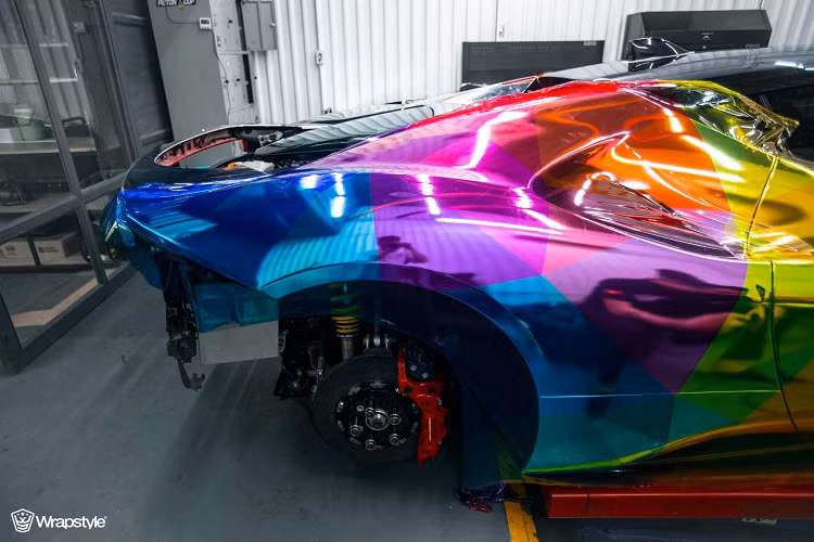 Điểm thú vị nhất trên siêu xe Ferrari SF90 Stradale của đại gia lan đột biến chính là việc xe được trang bị động cơ xăng V8, tăng áp, dung tích 4.0L, sản sinh công suất tối đa 769 mã lực và mô-men xoắn cực đại 800 Nm, kết hợp với 3 mô-tơ điện. Trong đó, 1 mô-tơ điện nằm kẹp giữa động cơ V8 và hộp số tự động ly hợp kép 8 cấp mới. 2 mô-tơ điện còn lại được đặt trên cầu trước.