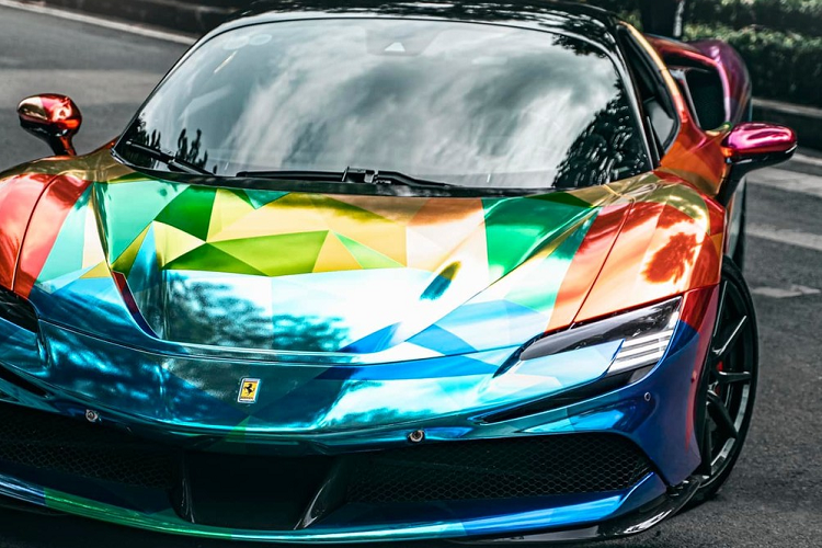 Nguyên bản màu sơn của xe là đỏ và đã được chủ nhân chơi lớn mang đến 1 xưởng chăm sóc siêu xe hàng đầu tại Sài thành để thực hiện quá trình thay áo mới rất nổi bật và cực kỳ ấn tượng. Đây chính là chiếc Ferrari SF90 Stradale đầu tiên về dải đất hình chữ S này.