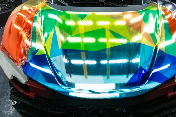 Sức mạnh của hệ truyền động plug-in hybrid cho phép Ferrari SF90 Stradale có thể tăng tốc từ vị trí xuất phát lên 100 km/h trong thời gian 2,5 giây, thêm 4,2 giây để tăng tốc lên 200 km/h trước khi đạt vận tốc tối đa 340 km/h. Ngoài ra, Ferrari SF90 Stradale có thể hoàn thành quãng đường 25 km chỉ bằng mô-tơ điện trên cầu trước. Mức giá xe Ferrari SF90 Stradale đầu tiên khi mới về Việt Nam khoảng hơn 40 tỷ đồng.