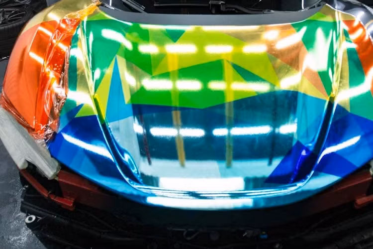 Sức mạnh của hệ truyền động plug-in hybrid cho phép Ferrari SF90 Stradale có thể tăng tốc từ vị trí xuất phát lên 100 km/h trong thời gian 2,5 giây, thêm 4,2 giây để tăng tốc lên 200 km/h trước khi đạt vận tốc tối đa 340 km/h. Ngoài ra, Ferrari SF90 Stradale có thể hoàn thành quãng đường 25 km chỉ bằng mô-tơ điện trên cầu trước. Mức giá xe Ferrari SF90 Stradale đầu tiên khi mới về Việt Nam khoảng hơn 40 tỷ đồng.