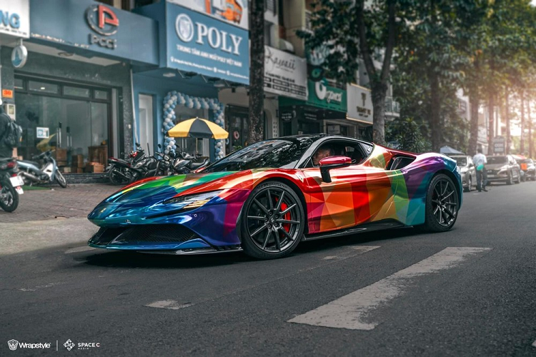 Ngoại thất chiếc siêu xe Ferrari SF90 Stradale của đại gia lan đột biến này được tổng hợp từ nhiều màu sắc khác nhau và khi lên dáng cho siêu ngựa đã tỏ ra khá nổi bật. Đây hứa hẹn sẽ là điểm nhấn thu hút khách tham quan đến xem 1 sự kiện đua xe ở Cần Thơ, nơi sẽ có vài chiếc siêu xe được chủ nhân mang xuống trưng bày, trong đó, có chiếc Ferrari SF90 Stradale mới thay áo cầu vồng.