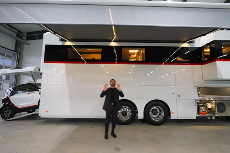 Ở bên trong, motorhome của Dembell sẽ khiến bất cứ ai bước vào cũng phải choáng ngợp bởi sự đẳng cấp. Toàn bộ nội thất của xe do đội ngũ thiết kế nội thất Italy của dòng du thuyền Azimut chịu trách nhiệm.