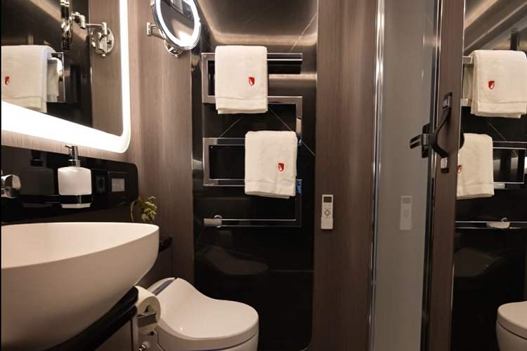 Chưa hết, motorhome của Dembell còn có hệ thống giải trí của Bose, tấm năng lượng mặt trời trên nóc xe, máy phát điện, bình nước 1.000 lít và một “nhà để xe” nhỏ ở phía sau.