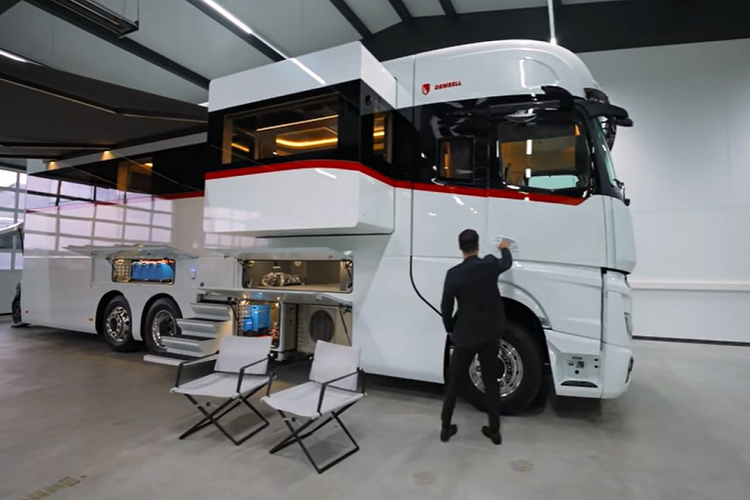 Phòng khách nổi bật với chiếc TV LCD kích thước 50 inch, bộ sofa dài tông màu trắng thanh lịch và có thế mở rộng nhờ kết cấu mở cửa trượt. Ngoài ra, các phòng đều được trang bị cửa kính mờ ngăn cách riêng biệt.