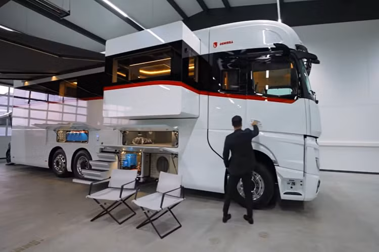 Phòng khách nổi bật với chiếc TV LCD kích thước 50 inch, bộ sofa dài tông màu trắng thanh lịch và có thế mở rộng nhờ kết cấu mở cửa trượt. Ngoài ra, các phòng đều được trang bị cửa kính mờ ngăn cách riêng biệt.