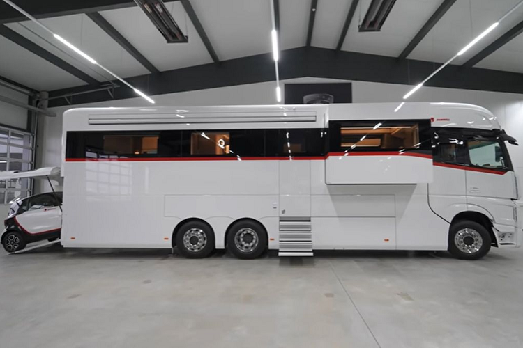 Chiếc motorhome của hãng Dembell có giá từ 1,13 triệu USD, trong khi mẫu đầy đủ trang bị tùy chọn có giá hơn 1,4 triệu USD.