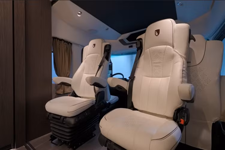 Nhà bếp của chiếc motorhome Dembell xa hoa này được cung cấp đầy đủ tiện nghị, dụng cụ tới từ thương hiệu gia dụng Đức Miele, bao gồm bếp nấu, lò nướng, tủ lạnh, máy rửa bát, và lò vi sóng.