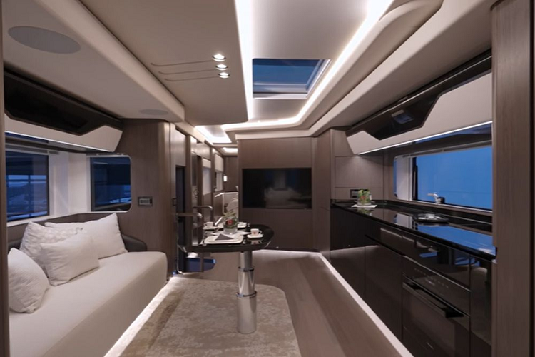 Phòng ngủ được trang bị giường cỡ lớn, bên cạnh có một phòng tắm cực kỳ sang trọng với bồn cầu có hệ thống sưởi và nắp hoạt động bằng điện. Bên cạnh đó, Dembell còn cung cấp cho khách hàng một loạt các tùy chọn trang trí như chân đèn gắn tường, đèn trang trí, phòng tắm ốp đá hay ghế bọc da. Sàn xe phẳng từ trước ra sau, với trần xe cao 2 m.