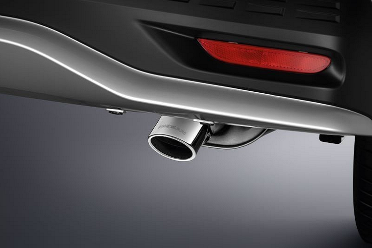 Tương tự ngoại thất, nội thất của Nissan Almera Sportech-X 2022 cũng được thiết kế theo phong cách thể thao. Điều này được thể hiện qua ghế Quole Modure bọc da màu đen với chỉ khâu màu đỏ rượu. Điểm nhấn của ghế Quole Modure là không tích tụ nhiệt, mang đến cảm giác thoải mái cho người ngồi trên hành trình dài.