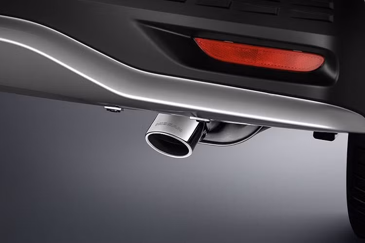 Tương tự ngoại thất, nội thất của Nissan Almera Sportech-X 2022 cũng được thiết kế theo phong cách thể thao. Điều này được thể hiện qua ghế Quole Modure bọc da màu đen với chỉ khâu màu đỏ rượu. Điểm nhấn của ghế Quole Modure là không tích tụ nhiệt, mang đến cảm giác thoải mái cho người ngồi trên hành trình dài.