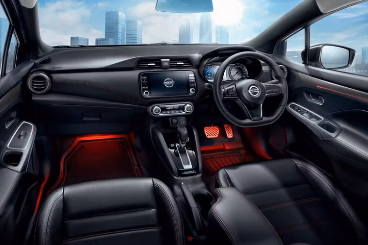 Trong khi đó, logo Sportech-X xuất hiện ở nhiều nơi như trên ghế trước, bệ cần số, thảm sàn và bộ bàn đạp kim loại, tăng thêm vẻ "chất chơi" cho nội thất. Hệ thống đèn viền nội thất màu đỏ cũng góp phần tăng hiệu ứng thị giác cho mẫu xe này.