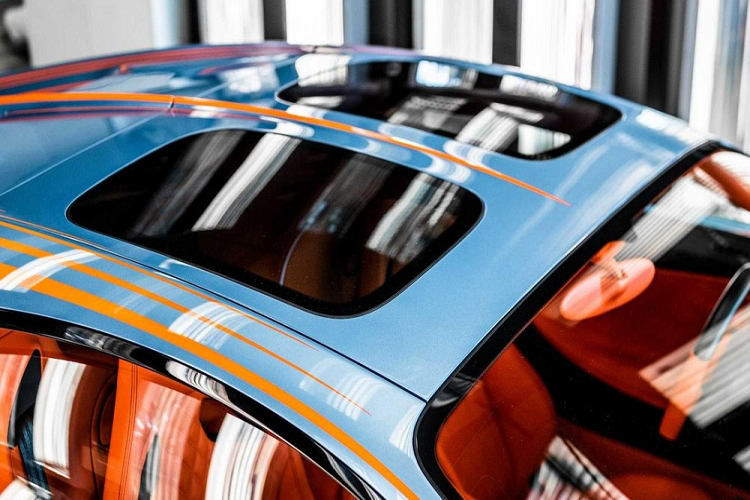 So sánh với một chiếc Chiron thông thường, Chiron Super Sport có phần thân được làm lại, kéo dài thêm 25 cm để tạo ra luồng khí lưu tối ưu ở tốc độ cao. Động cơ tăng áp tứ W16 dung tích 8.0 lít của xe được tuyên bố tạo ra công suất 1.577 mã lực và 1.600 Nm mô-men xoắn cực đại. Nhờ vậy, Chiron Super Sport cũng sẽ nhanh hơn 7% so với Chiron tiêu chuẩn. Nó có thể chạm mốc tốc độ 200 km/h trong 5,8 và rồi 300 km/h trong 12,1 giây.