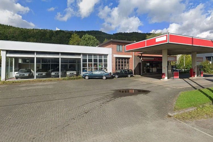 Những hình ảnh này đã lập tức thu hút sự tò mò của nhiều người yêu xe. Được biết, đại lý Volvo này nằm ở thị trấn Malmedy, tỉnh Liege thuộc vùng Wallonie của Bỉ. Được xây dựng từ thập niên '80, đại lý này nằm phía sau một cây xăng của thị trấn. Dù đã nhiều năm trôi qua nhưng đại lý ôtô này vẫn còn nguyên vẹn.