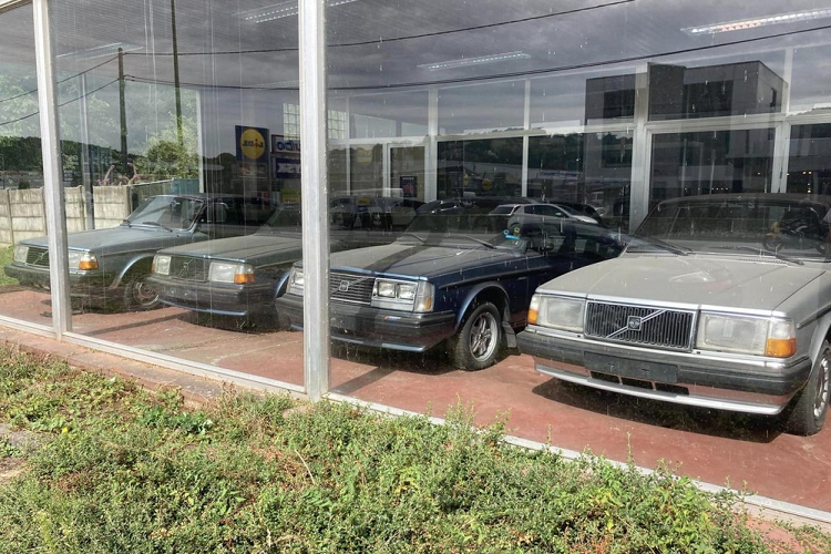 Theo người đăng những hình ảnh này lên mạng xã hội, chủ nhân của đại lý ôtô bỏ không là một người đàn ông có tên Charles Faymonville. Đại lý ôtô Volvo này vốn được tích hợp với cây xăng hiện cũng đã đóng cửa.