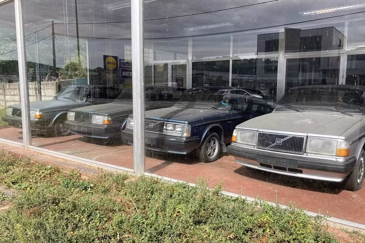 Theo người đăng những hình ảnh này lên mạng xã hội, chủ nhân của đại lý ôtô bỏ không là một người đàn ông có tên Charles Faymonville. Đại lý ôtô Volvo này vốn được tích hợp với cây xăng hiện cũng đã đóng cửa.