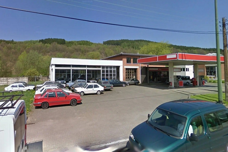 Lần đầu tiên ra đời vào mùa thu năm 1974 cùng với người anh em 260, Volvo 240 ban đầu có tổng cộng 7 phiên bản, bao gồm 242L, 242DL, 242GT, 244DL, 244GL, 245L và 245DL. 