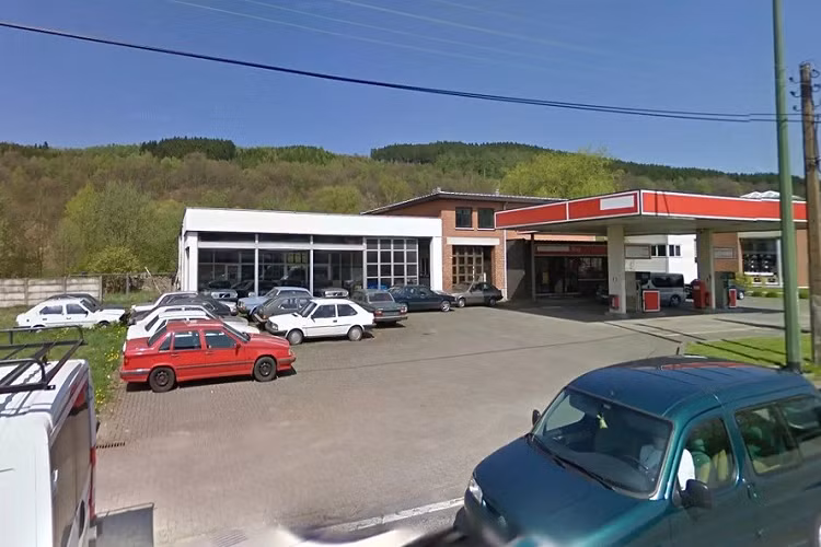 Lần đầu tiên ra đời vào mùa thu năm 1974 cùng với người anh em 260, Volvo 240 ban đầu có tổng cộng 7 phiên bản, bao gồm 242L, 242DL, 242GT, 244DL, 244GL, 245L và 245DL. 