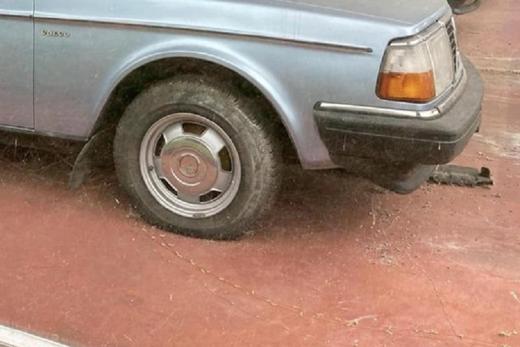 Bên trong đại lý ôtô bị bỏ hoang này có 4 chiếc xe Volvo 240 hàng hiếm được trưng bày. Trong đó, có một chiếc mang thông số của xe dành cho thị trường Bắc Mỹ. Ngoài ra, một trong số những chiếc ôtô này còn được chất đầy catalogue của xe Saab và Volvo.