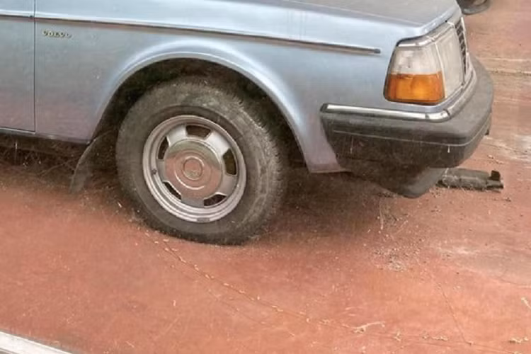 Bên trong đại lý ôtô bị bỏ hoang này có 4 chiếc xe Volvo 240 hàng hiếm được trưng bày. Trong đó, có một chiếc mang thông số của xe dành cho thị trường Bắc Mỹ. Ngoài ra, một trong số những chiếc ôtô này còn được chất đầy catalogue của xe Saab và Volvo.