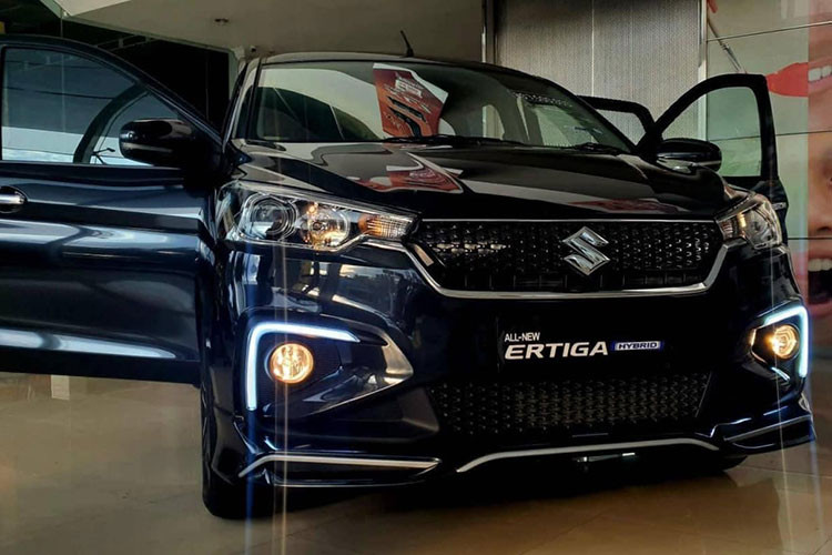 Ngoài ra, nhân viên tư vấn bán hàng tại đại lý còn cho biết Suzuki Ertiga Hybrid 2023 sẽ có 6 màu sắc ngoại thất là trắng, đỏ, đen, xám, bạc và xanh rêu. Xe sẽ bắt đầu về đại lý vào tháng 10 hoặc tháng 11 năm nay.