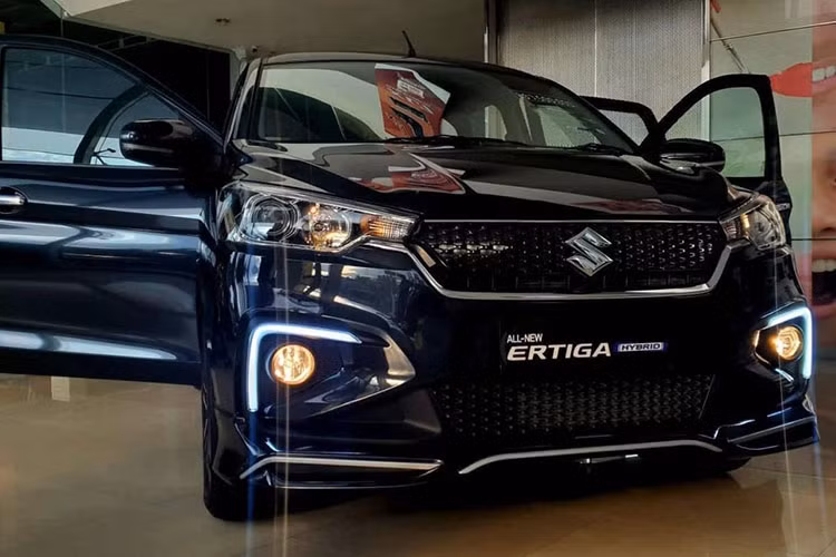 Ngoài ra, nhân viên tư vấn bán hàng tại đại lý còn cho biết Suzuki Ertiga Hybrid 2023 sẽ có 6 màu sắc ngoại thất là trắng, đỏ, đen, xám, bạc và xanh rêu. Xe sẽ bắt đầu về đại lý vào tháng 10 hoặc tháng 11 năm nay.