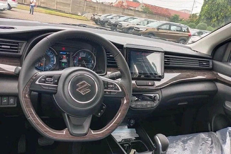 Những hình ảnh chụp nội thất của Suzuki Ertiga Hybrid 2023 tại Việt Nam cho thấy mẫu xe MPV cỡ nhỏ này không thay đổi nhiều. Bên trong xe là không gian nội thất bọc nỉ, mặt táp-lô ốp gỗ, vô lăng vát đáy thể thao, màn hình cảm ứng trung tâm, bảng đồng hồ kết hợp giữa analog và màn hình đa thông tin...