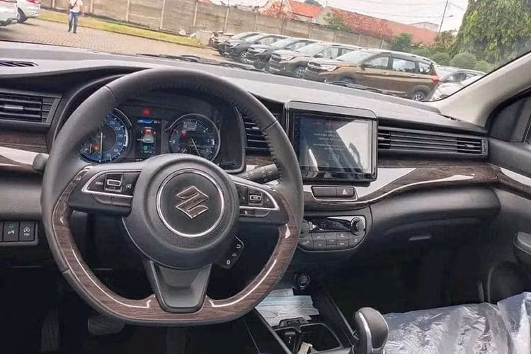 Những hình ảnh chụp nội thất của Suzuki Ertiga Hybrid 2023 tại Việt Nam cho thấy mẫu xe MPV cỡ nhỏ này không thay đổi nhiều. Bên trong xe là không gian nội thất bọc nỉ, mặt táp-lô ốp gỗ, vô lăng vát đáy thể thao, màn hình cảm ứng trung tâm, bảng đồng hồ kết hợp giữa analog và màn hình đa thông tin...