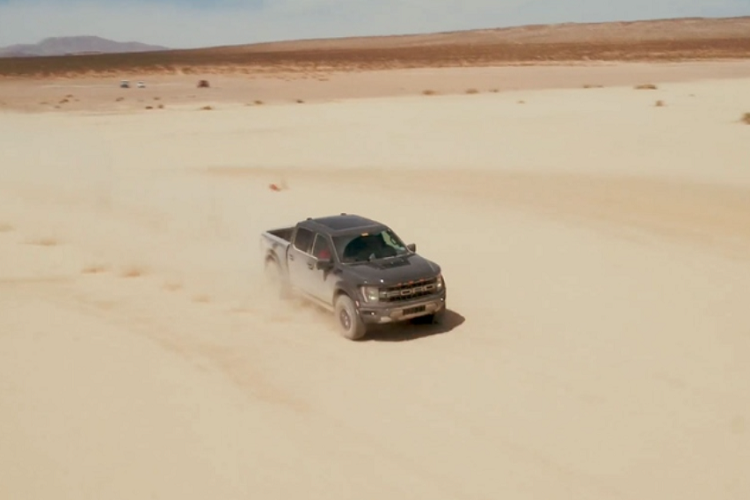 Với "trái tim" mới, F-150 Raptor R sẽ "xử đẹp" đối thủ Ram 1500 TRX - mạnh 702 mã lực và có 880 Nm. Siêu bán tải 1500 TRX có thể tăng tốc từ 0 - 96 km/h chỉ trong 4,5 giây, đạt tốc độ tối đa 190 km/h. 