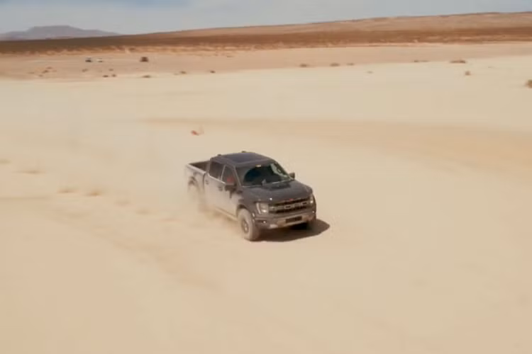 Với "trái tim" mới, F-150 Raptor R sẽ "xử đẹp" đối thủ Ram 1500 TRX - mạnh 702 mã lực và có 880 Nm. Siêu bán tải 1500 TRX có thể tăng tốc từ 0 - 96 km/h chỉ trong 4,5 giây, đạt tốc độ tối đa 190 km/h. 