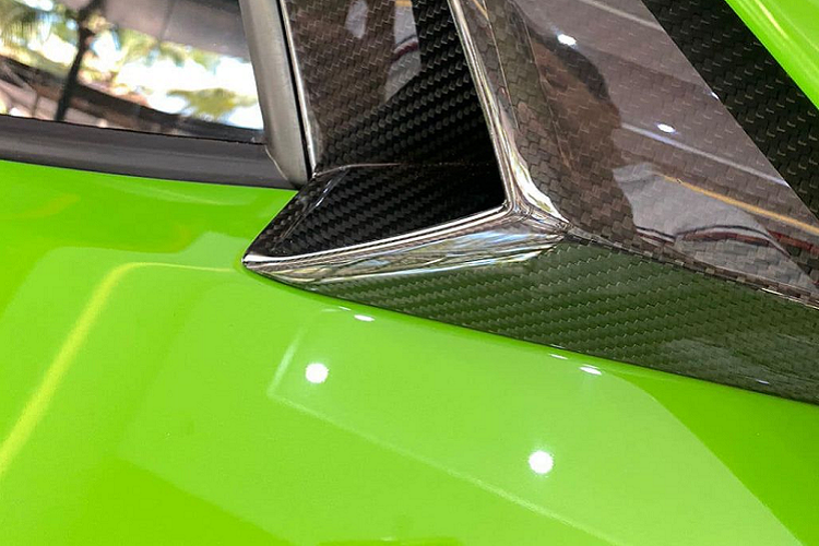 Nếu cần bỏ mui, người dùng chỉ cần ấn nút được đặt sẵn sau trần xe, phần mui tháo ra sẽ được để ở khoang hành lý phía trước và người lắp cần chú ý số thứ tự để lắp cho đúng vị trí.