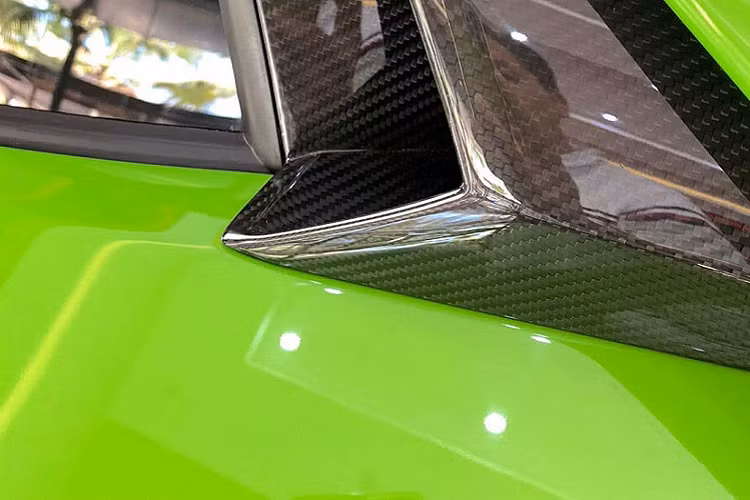 Nếu cần bỏ mui, người dùng chỉ cần ấn nút được đặt sẵn sau trần xe, phần mui tháo ra sẽ được để ở khoang hành lý phía trước và người lắp cần chú ý số thứ tự để lắp cho đúng vị trí.