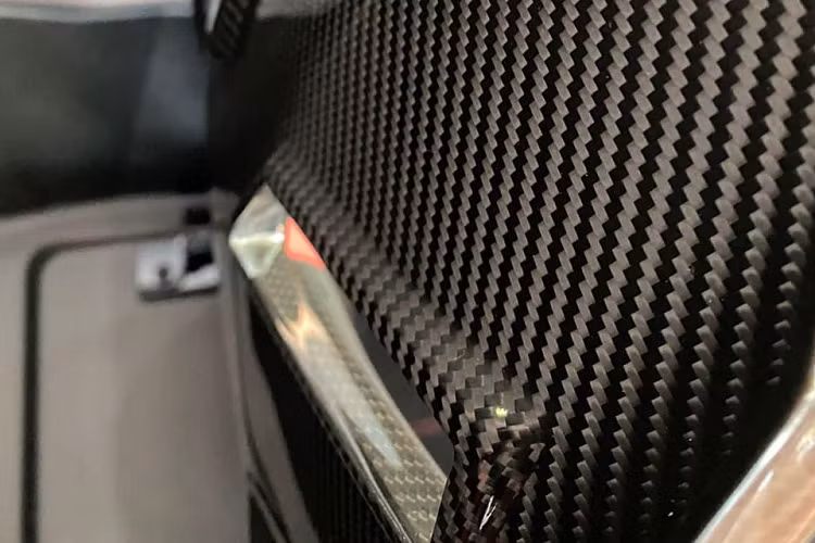 Trên thế giới chỉ có đúng 863 chiếc Aventador SVJ Roadster được xuất xưởng, gồm 800 chiếc bản chuẩn và 63 chiếc bản đặc biệt. Không rõ giá xe Lamborghini Aventador SVJ Roadster mới về Việt Nam này có giá bao nhiêu, chỉ biết rằng nó có mức dự kiến dao động trong khoảng trên 2,3 triệu USD (khoảng 53 tỷ đồng)