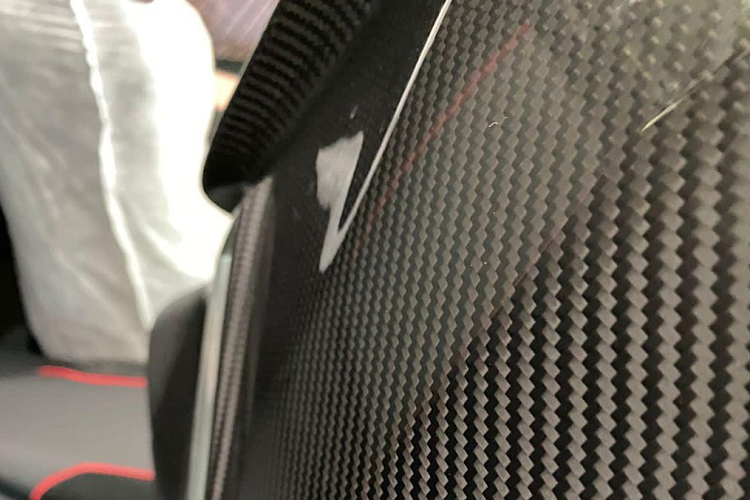 Ở phía đuôi xe, Lamborghini Aventador SVJ Roadster nổi bật với cụm đèn hậu hình xương cá, cản sau mạnh mẽ cùng cánh gió cỡ lớn làm bằng sợi carbon. Xe được trang bị bộ mâm 7 chấu hình chữ Y “Leirion” sơn đen bóng mang công nghệ khóa trung tâm, bộ la zăng siêu lớn có đường kính 20 inch cho phía trước và 21 inch ở phía sau.