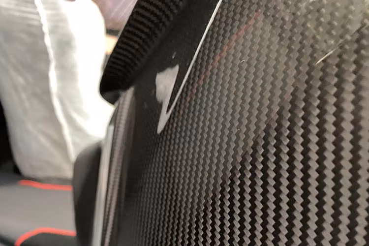 Ở phía đuôi xe, Lamborghini Aventador SVJ Roadster nổi bật với cụm đèn hậu hình xương cá, cản sau mạnh mẽ cùng cánh gió cỡ lớn làm bằng sợi carbon. Xe được trang bị bộ mâm 7 chấu hình chữ Y “Leirion” sơn đen bóng mang công nghệ khóa trung tâm, bộ la zăng siêu lớn có đường kính 20 inch cho phía trước và 21 inch ở phía sau.