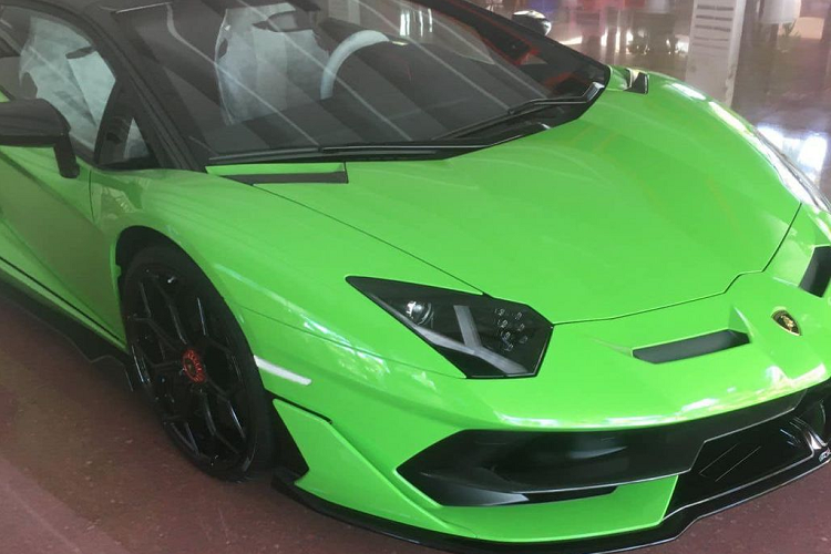 Không giống với chiếc Lamborghini Aventador SVJ Roadster cập cảng Việt Nam vào hồi cuối tháng 12/2021 có màu sơn ngoại thất cam Arancio Atlas “chói lọi”. “Siêu bò” mui trần mới “nhập tịch” nước ta sở hữu lớp “áo” màu xanh lá cây tươi mát, đi kèm nhiều chi tiết sơn đen bóng và sợi carbon. Ngoài ra trên vòm bánh sau của xe còn có logo SVJ, đây là tùy chọn có giá tới 9.000 USD (khoảng 205 triệu đồng).