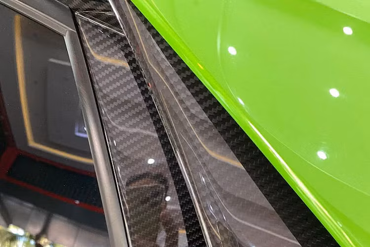 Sự khác biệt rõ ràng nhất của Lamborghini Aventador SVJ Roadster so với Aventador SVJ Coupe nằm ở mui xe bằng sợi carbon có thể tháo lắp dễ dàng bằng tay. Mỗi chiếc mui của Lamborghini Aventador SVJ Roadster có trọng lượng khoảng 6 kg.