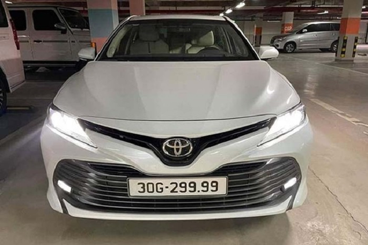 Dù vậy, sau gần 4 tháng rao bán, chiếc xe Toyota Camry 2.5HV mang biển 30H-688.88 gần đây đã hot trở lại với nhiều bài viết về giá bán này của xe. Nhưng có lẽ, chiếc xe này chưa tìm được người mua.
