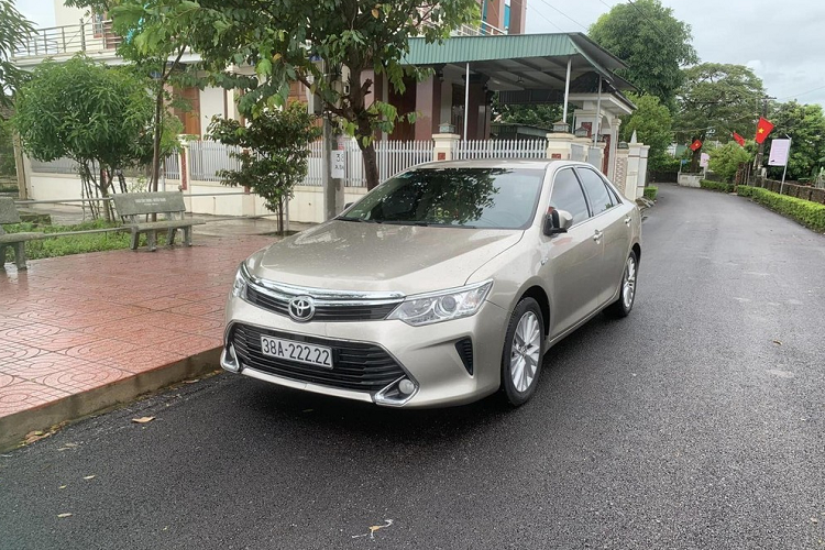 Chỉ vì nhiều chiếc xe Toyota Camry mang biển tứ quý và ngũ quý đã được các showroom chuyên bán xe sang mạnh dạn đưa ra giá thách cưới từ 2,5 đến 3,4 tỷ đồng, tương đương hoặc cao hơn cả giá bán các xe sang, SUV đắt tiền của các hãng như Lexus, BMW, Mercedes-Benz hay Audi đã khiến không ít người choáng ngợp.