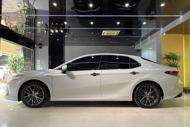 Những chiếc xe sang hay ôtô bình dân nếu chủ nhân may mắn bấm được biển số tứ quý hoặc ngũ quý sẽ có giá bán lại khá cao. Tuy nhiên, không phải ai cũng rành về giá bán các xe mang biển đẹp này và trong bài viết này, chúng ta cùng tìm hiểu mẫu xe được nhiều người quan tâm đó là Toyota Camry tại Việt Nam.