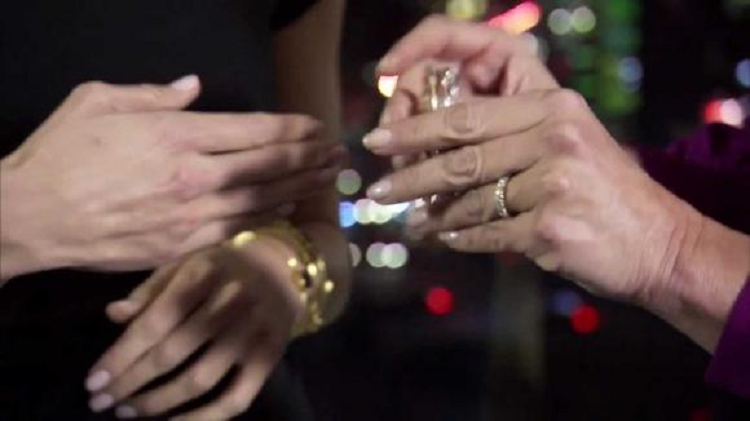 Nguoi xua noi 'dan ong khong deo vang, phu nu khong deo bac'?