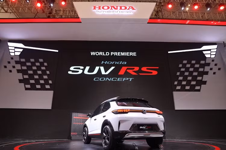 Xe sẽ chính thức ra mắt và bắt đầu mở bán vào đầu năm 2023. Tại thị trường Nhật Bản, giá xe Honda WR-V 2023 dự kiến tầm 2 triệu yên (tương đương khoảng 330 triệu đồng).