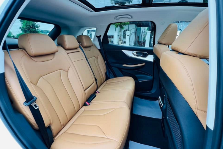 Bảng điều khiển trung tâm vẫn là loại màn hình cảm ứng kèm nhiều tiện nghi như ghế bọc da Nappa chỉnh điện, đèn LED trang trí nội thất 10 màu, cửa sổ trời toàn cảnh, điều hòa tự động 2 vùng.