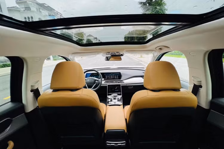 Về khả năng vận hành, Beijing X7 2022 vẫn sử dụng động cơ xăng, 4 xi-lanh, tăng áp, dung tích 1.5L cho công suất tối đa 188 mã lực và mô-men xoắn cực đại đạt 275 Nm, đi kèm hộp số ly hợp kép 7 cấp.