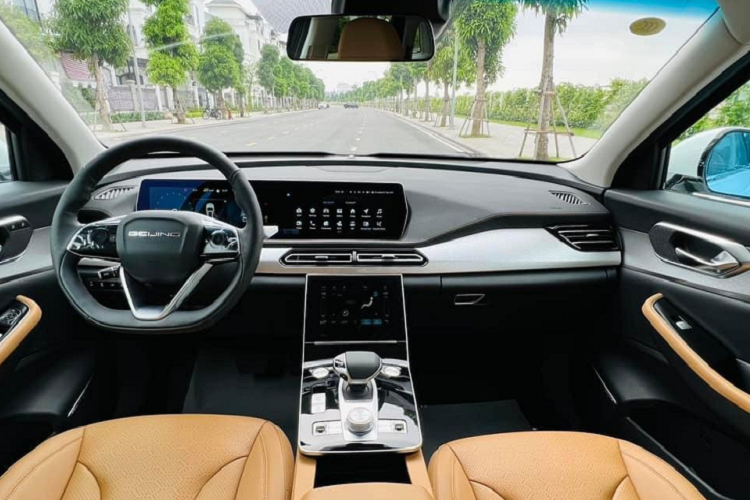 Ở bên trong, nội thất của mẫu xe Beijing X7 2022 tại Việt Nam vẫn giữ nguyên thiết kế hơi hướng hiện đại như đời cũ dù là bản nâng cấp.