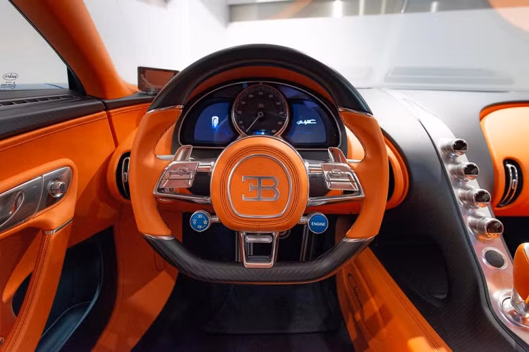 "Ông hoàng tốc độ" Bugatti Chiron được cho đã có nhà giàu Việt Nam chốt sẽ trang bị khối động cơ W16 (với 2 động cơ V8 xếp thành hình chữ W), dung tích 8.0 lít, 4 bộ tăng áp, sản sinh công suất tối đa lên đến 1.500 mã lực và mô-men xoắn cực đại đạt 1.600 Nm.