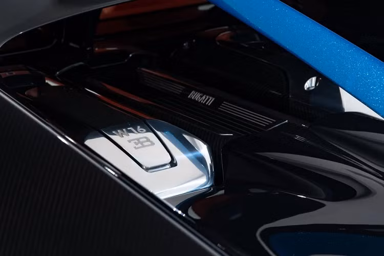 Sức mạnh này tương đương với tổng công suất trên xe Koenigsegg Regera của Hoàng Kim Khánh nhưng cần nhớ, siêu phẩm Thụy Điển chỉ sử dụng động cơ V8 cùng 3 mô-tơ điện.