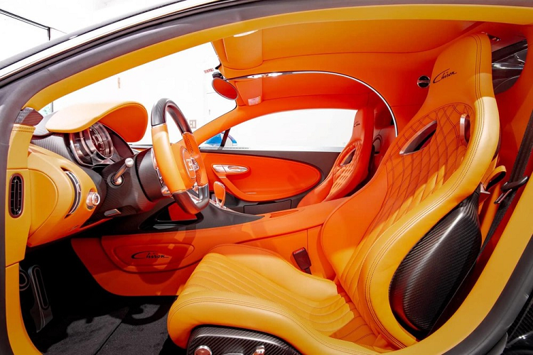 Ngoài ra, một số chi tiết của siêu phẩm Bugatti Chiron này còn được sơn đen hoặc bạc như thanh chia gió ở cản va trước và mặt dưới của vỏ gương xe. Điểm nhấn ngoại thất siêu xe triệu đô Bugatti Chiron được cho sắp về dải đất hình chữ S là mặt dưới cánh gió đuôi được sơn màu cam.