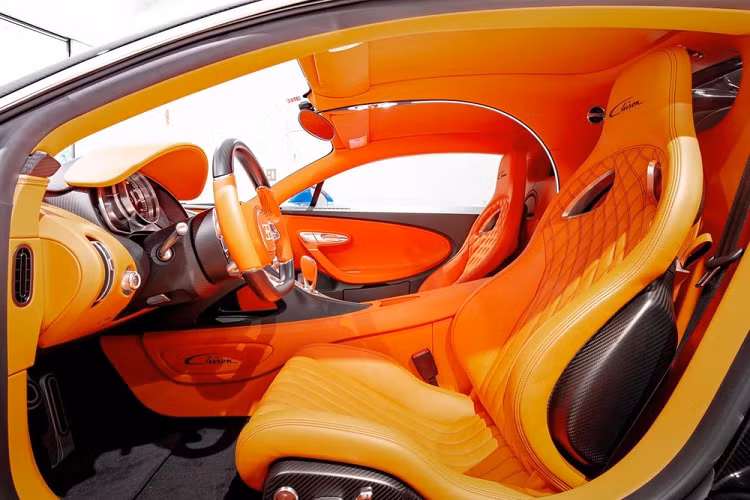 Ngoài ra, một số chi tiết của siêu phẩm Bugatti Chiron này còn được sơn đen hoặc bạc như thanh chia gió ở cản va trước và mặt dưới của vỏ gương xe. Điểm nhấn ngoại thất siêu xe triệu đô Bugatti Chiron được cho sắp về dải đất hình chữ S là mặt dưới cánh gió đuôi được sơn màu cam.