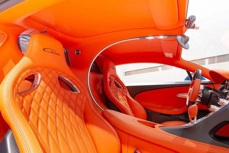 Bên trong khoang lái chiếc xe Bugatti Chiron có nội thất màu cam đang là trào lưu cho khoang lái của không ít siêu xe, xe siêu sang và SUV hạng sang. Bugatti Chiron được sản xuất 500 chiếc trên toàn thế giới và có giá bán 2,5 triệu đô la nhung khi về Việt Nam sẽ đắt hơn nhiều lần.